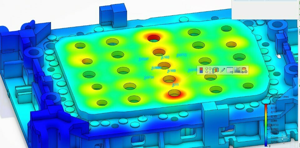 Simulation einer Festigkeitsanalyse eines Umformwerkzeugs mit farbcodierter Spannungsverteilung. Kritische Belastungszonen sind hervorgehoben, um die Werkzeugstabilität zu verbessern und mögliche Schwachstellen zu eliminieren.