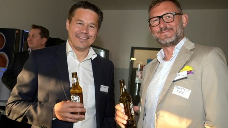 H. Feuerhuber, Geschäftsführung der weba und P. Voithofer von Voithofer+Partner stoßen nach der Veranstaltung gemeinsam an