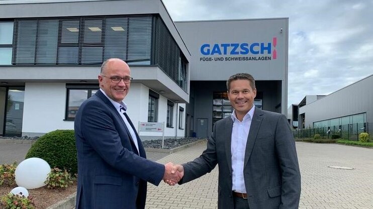 Martin Gatzsch, Hannes Feuerhuber geben sich die Hand vor dem Firmengebäude der Gatzsch Schweißtechnik
