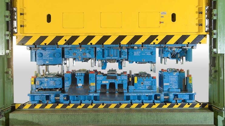 blaues Transferwerkzeug für Produktion von B-Säulen in der Umformpresse