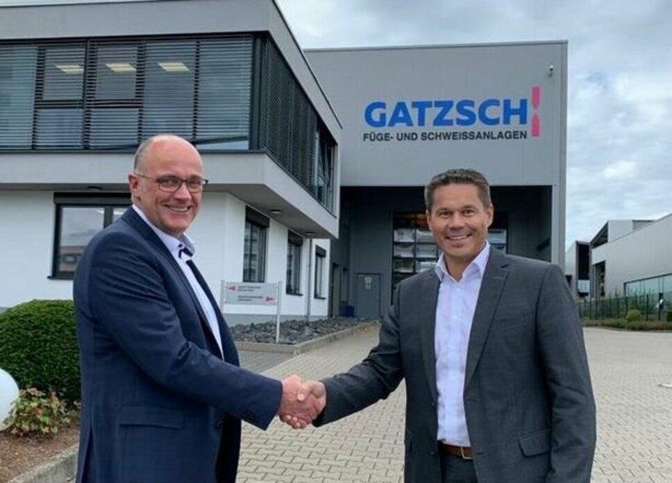Martin Gatzsch, Hannes Feuerhuber geben sich die Hand vor dem Firmengebäude der Gatzsch Schweißtechnik