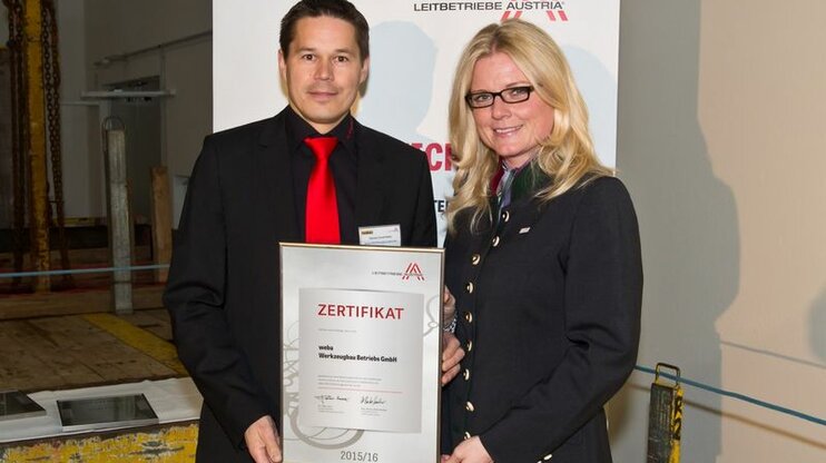 Geschäftsführer Hannes Feuerhuber nimmt das Zertifikat von der Geschäftsführerin der Leitbetriebe Austria, Monica Rintersbacher, entgegen.