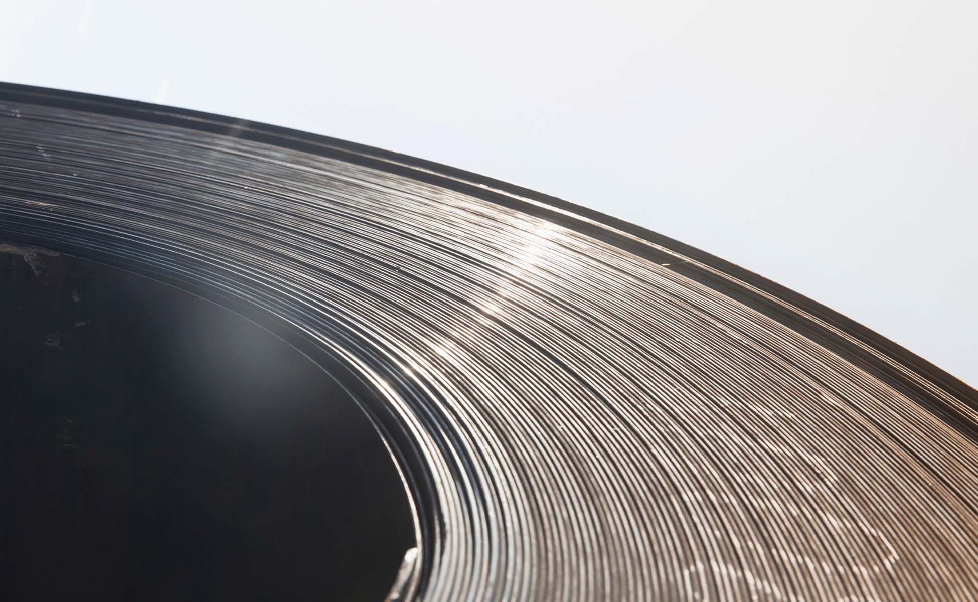 A so-called material coil, consisting of rolls of industrial sheet metal, used for the production of metal components.